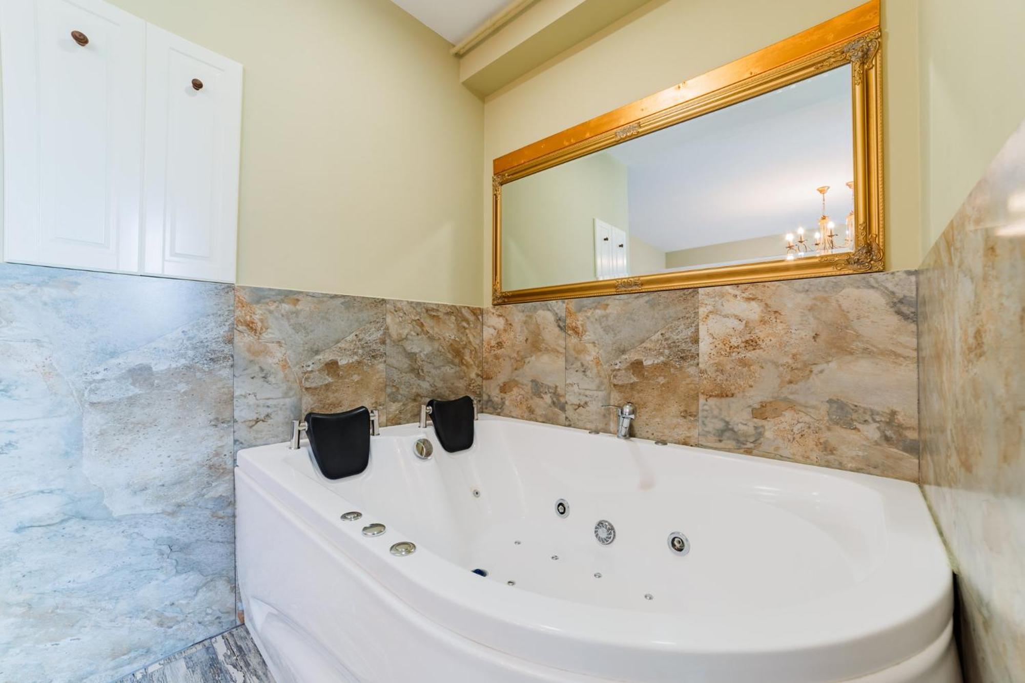 Romantic Jacuzzi Chic Apartment Sinaia Exterior foto
